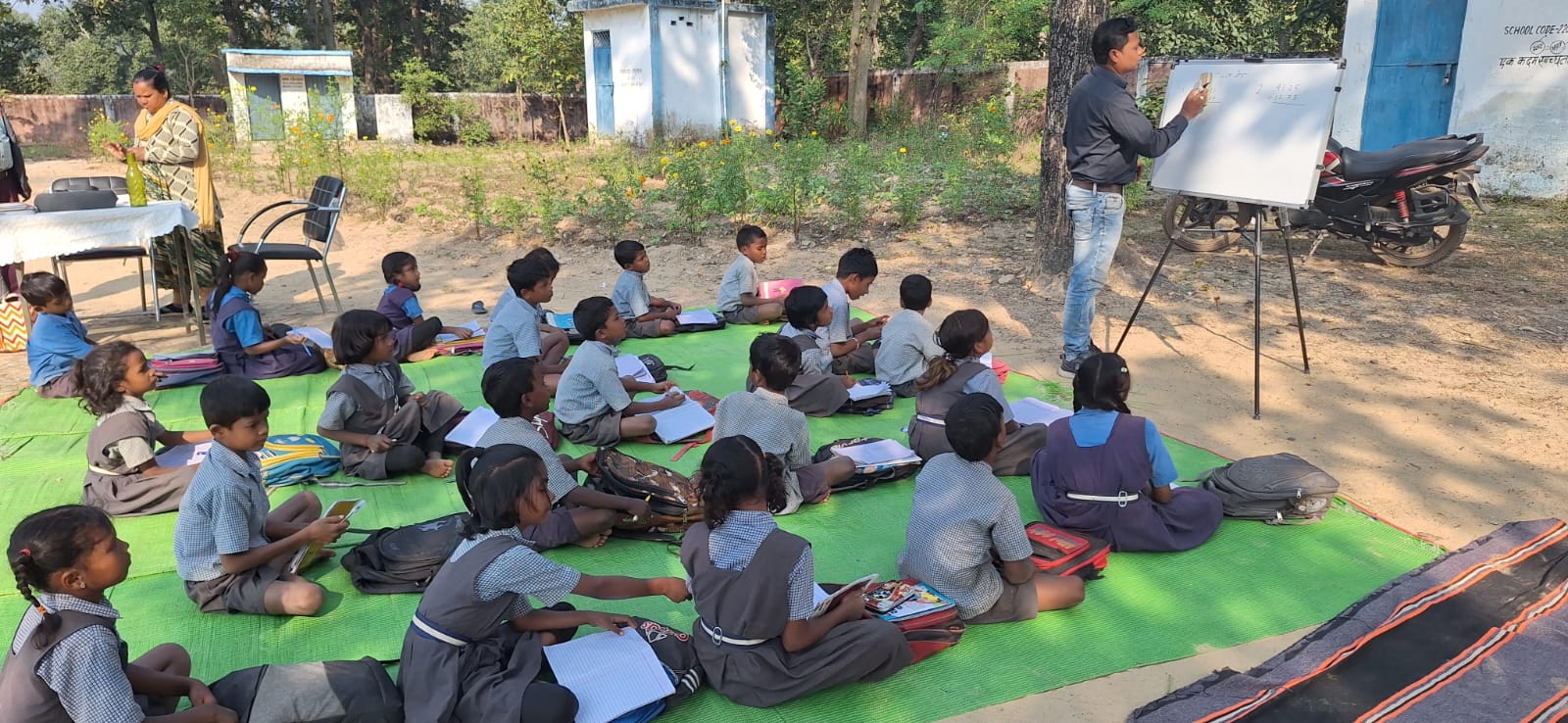 दूरस्थ धजाक प्राथमिक शाला में अब पढ़ाई की नई रोशनी, युक्ति युक्तकरण की प्रक्रिया से ग्रामीण बच्चों को का भविष्य हो रहा बेहतर