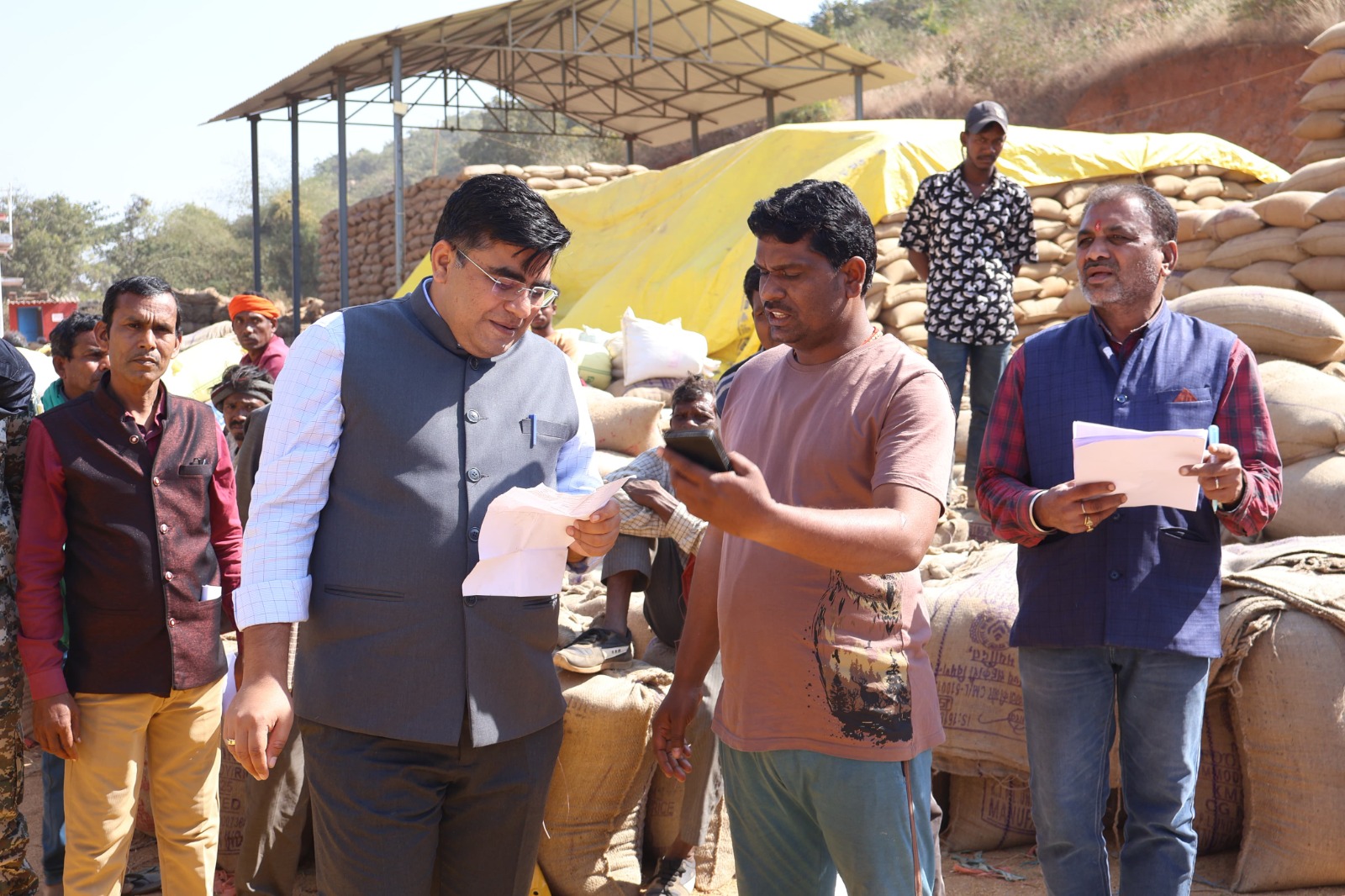 कलेक्टर ने धान उपार्जन केंद्र बरपाली का किया औचक निरीक्षण, खरीदी में पारदर्शिता सुनिश्चित करने और बिचौलियों पर रोक लगाने के दिए निर्देश