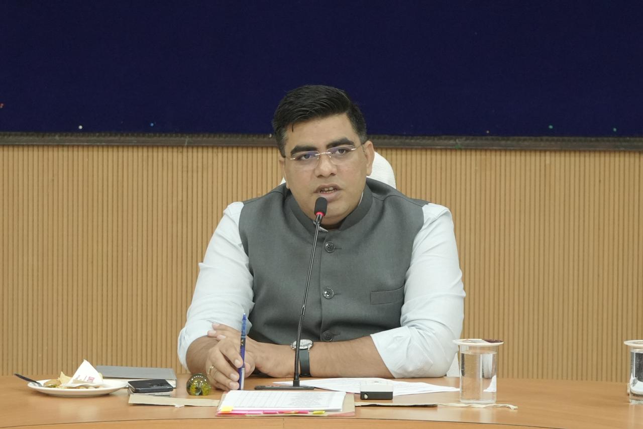 शासन की योजनाओं के तहत युवाओं के लिए अधिक से अधिक ऋण स्वीकृत करें बैंक : कलेक्टर