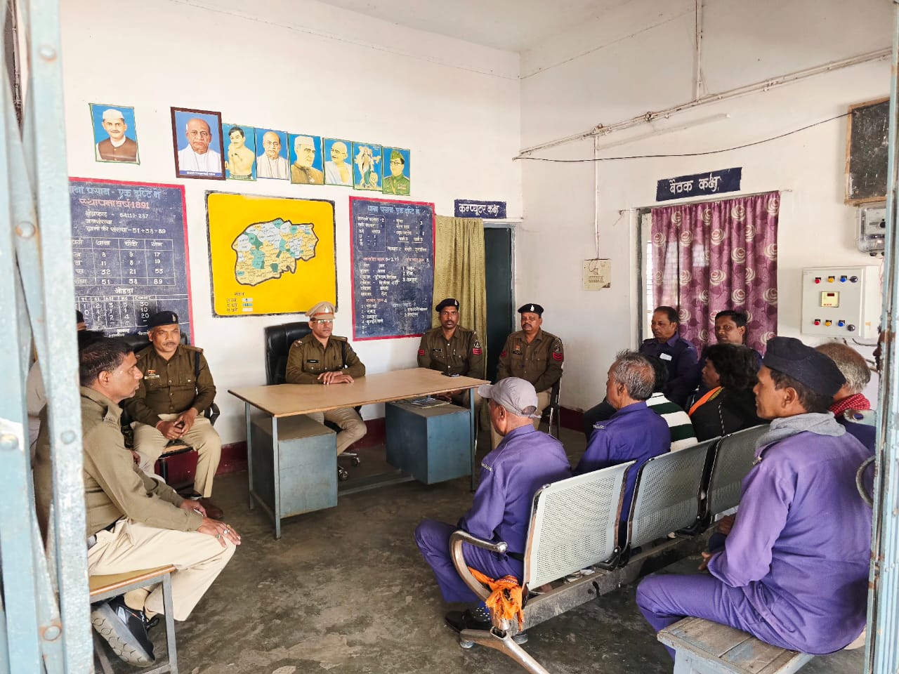 थाना पसान मे कोटवारों  की बैठक थाना परिसर में आयोजित की गई।