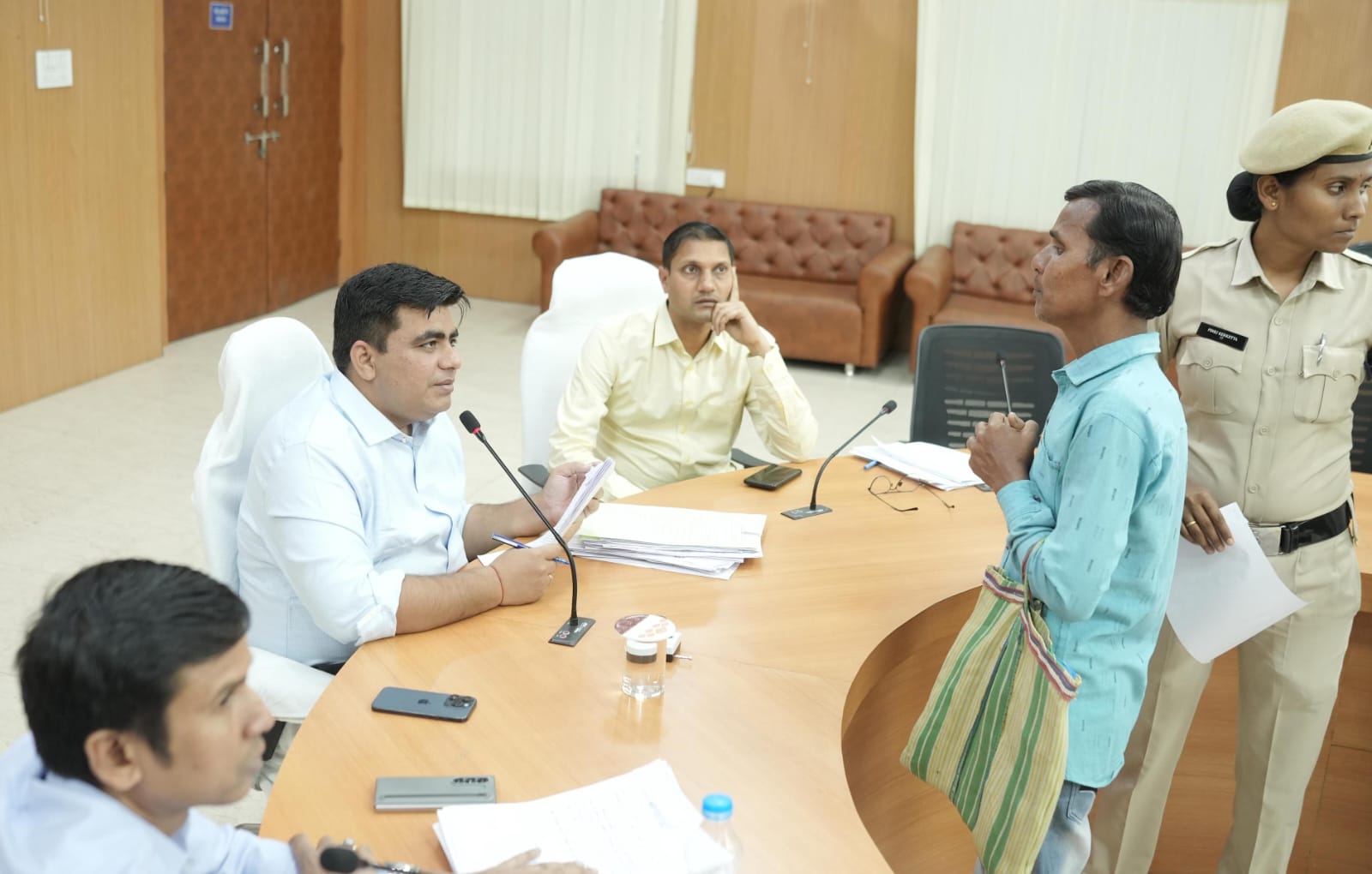 कलेक्टर कुणाल दुदावत ने जनदर्शन में सुनी आमजन की समस्याएं, त्वरित निराकरण के दिए निर्देश