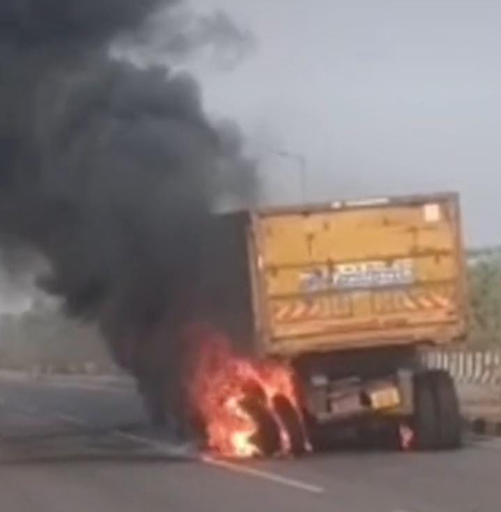 चलती ट्रेलर में लगी आग, चालक ने कूदकर बचाई जान