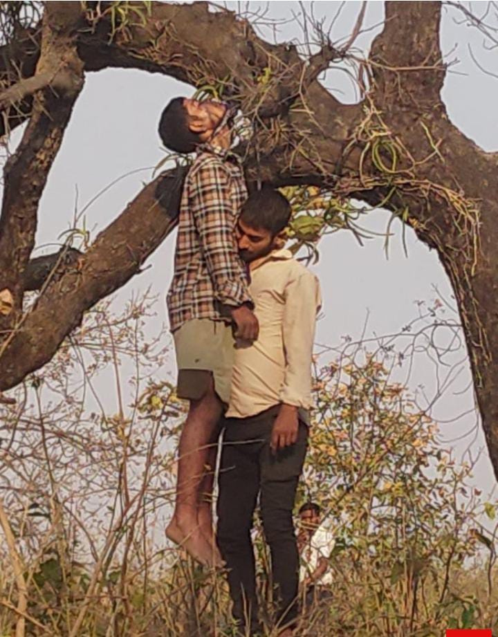 फंदे पर लटका मिला दो युवकों का शव, हत्या या आत्महत्या जांच में जुटी पुलिस