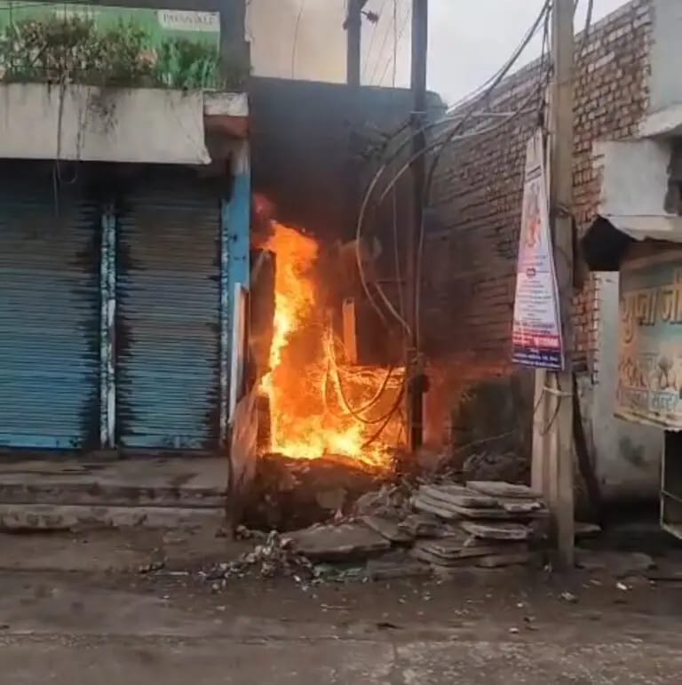 ट्रांसफार्मर में शॉर्ट सर्किट के बाद लगी भीषण आग