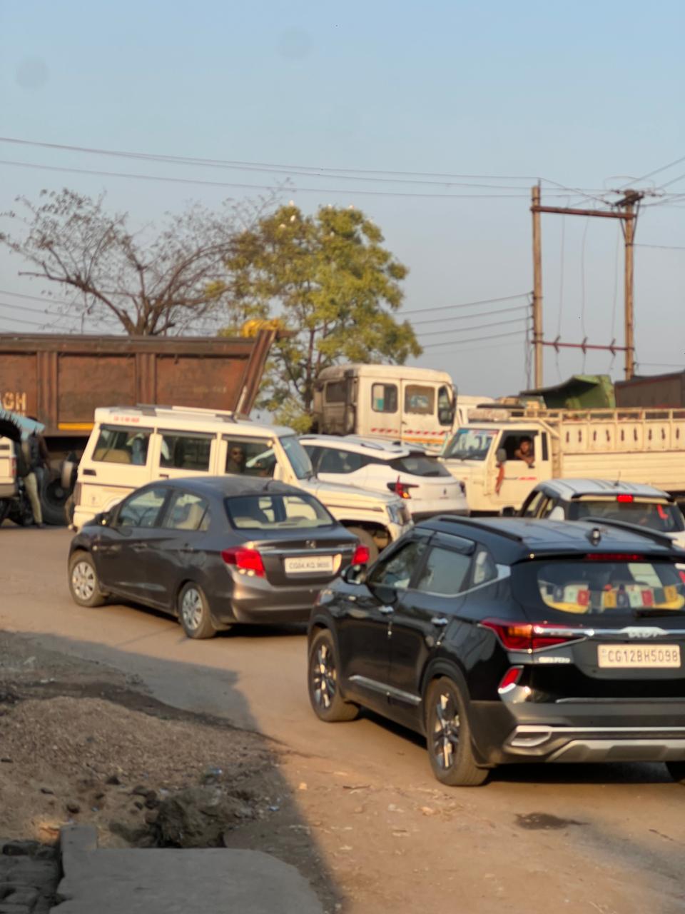 ईमलीछापर चौक में फिर लगा लंबा जाम, आए दिन लग रहे जाम से लोग परेशान