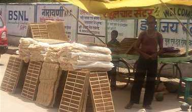 मौसम के बदले मिजाज के बीच कूलर खस का धंधा मंदा