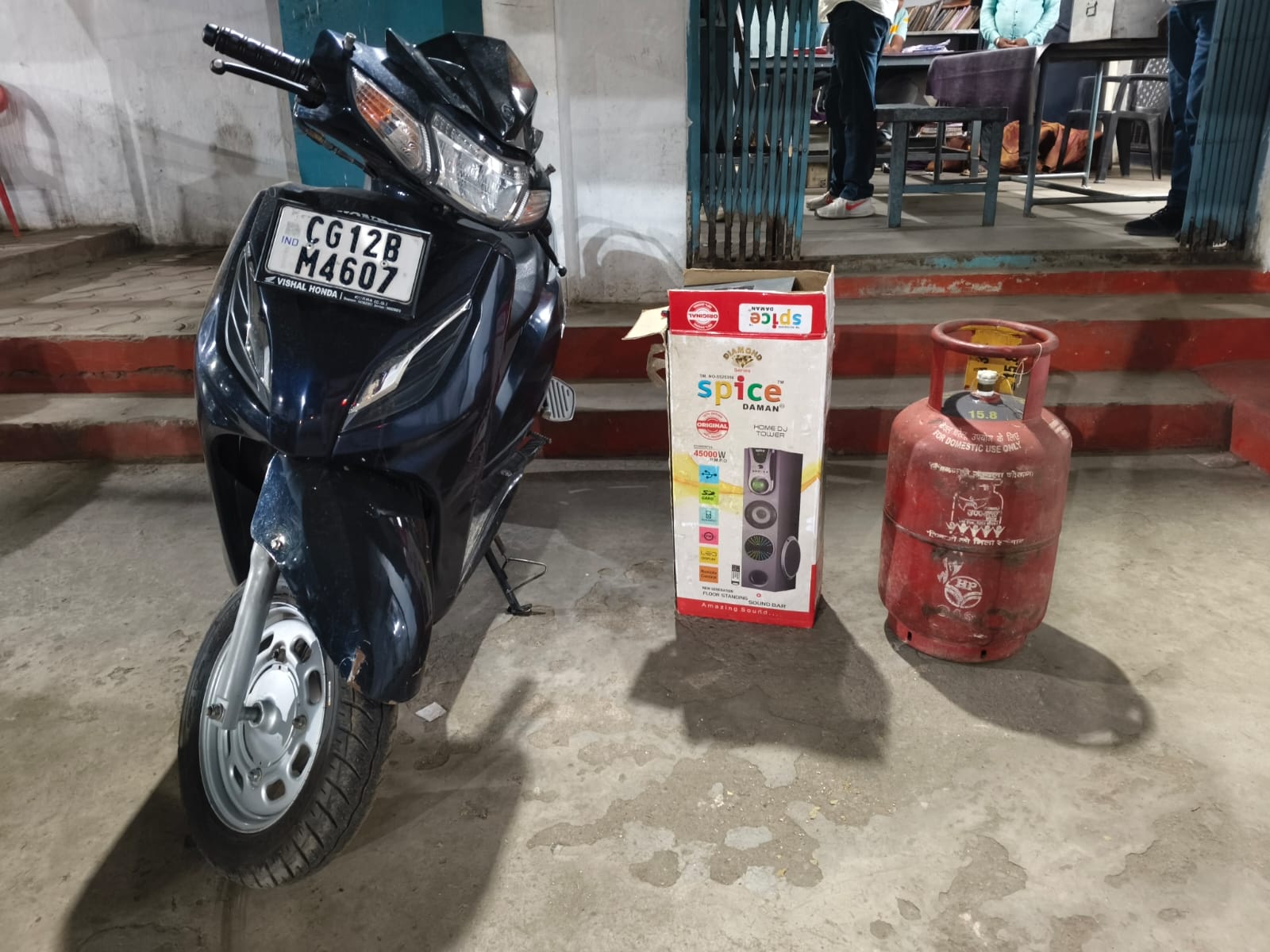 सूने मकान में हुई चोरी का खुलासा, आरोपी पकड़ाए, गैस सिलेंडर सहित घरेलू सामान बरामद