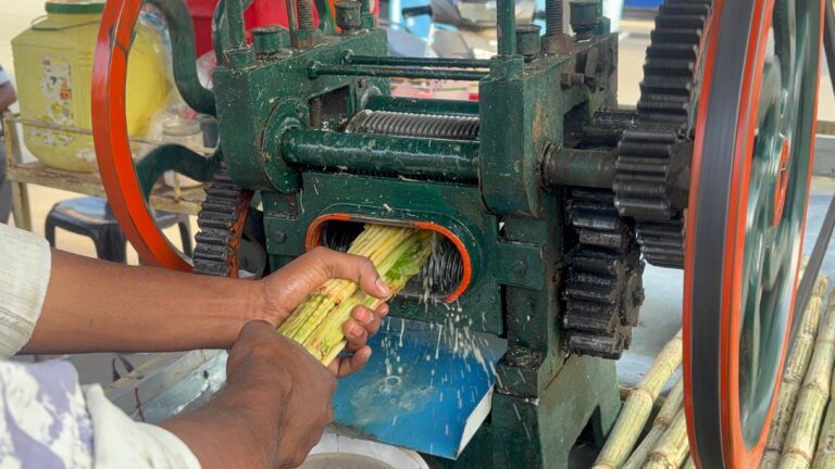 गन्ना रस निकालते समय मशीन में फंसा हाथ, इलाज के लिए कराया गया मेडिकल कॉलेज अस्पताल दाखिल