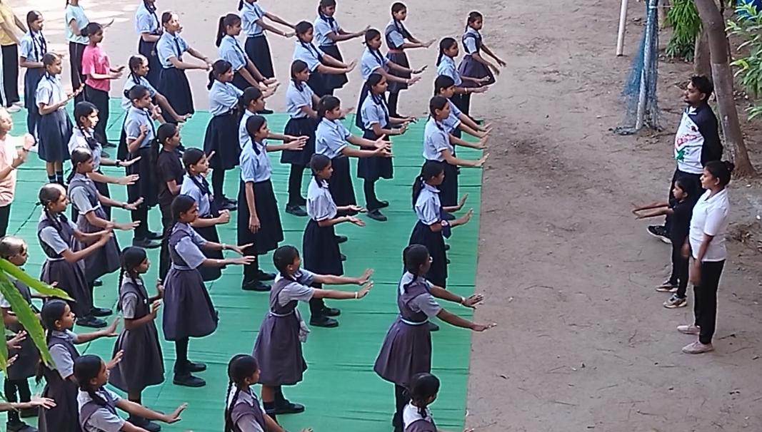 छात्राएं सीख रहीं आत्मरक्षा के गुरवार्षिक परीक्षा की समाप्ति के बाद मार्शल आर्ट प्रशिक्षण प्रारंभ