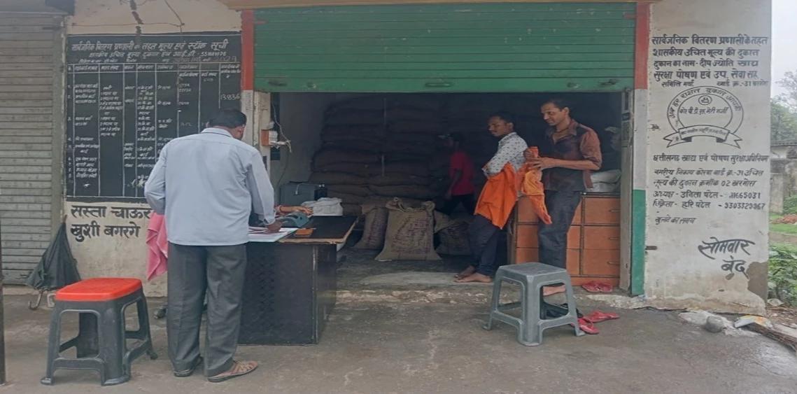 दो माह के चावल के लिए दुकानों में फिर से लगानी होगी कतार, भंडारण की समस्या, 3 माह की बजाय अप्रैल का ही मिल रहा राशन