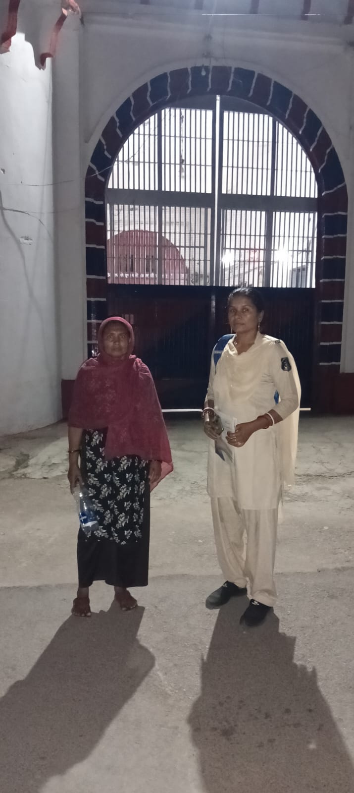 गांजा विक्रेता महिला चढ़ी पुलिस के हत्थे एक किलो से अधिक गांजा व नगदी जब्त