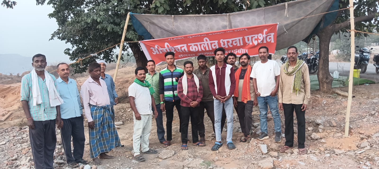 खदान के पास तंबू लगाकर आंदोलन में डटे ग्रामीण, नराईबोध के विस्थापितों का अनिश्चितकालीन धरना प्रदर्शन शुरू