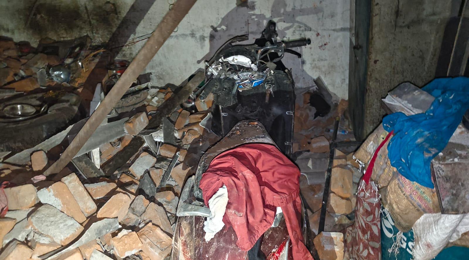 पड़ोसी के मकान में गिरी दीवार, मची चीख पुकार मकान में सो रहे दंपती सहित बच्चा घायल