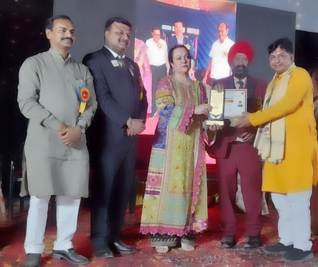 लायंस गौरव सम्मान से सम्मानित किये गये लायन डा.नागेंद्र नारायण शर्मा।