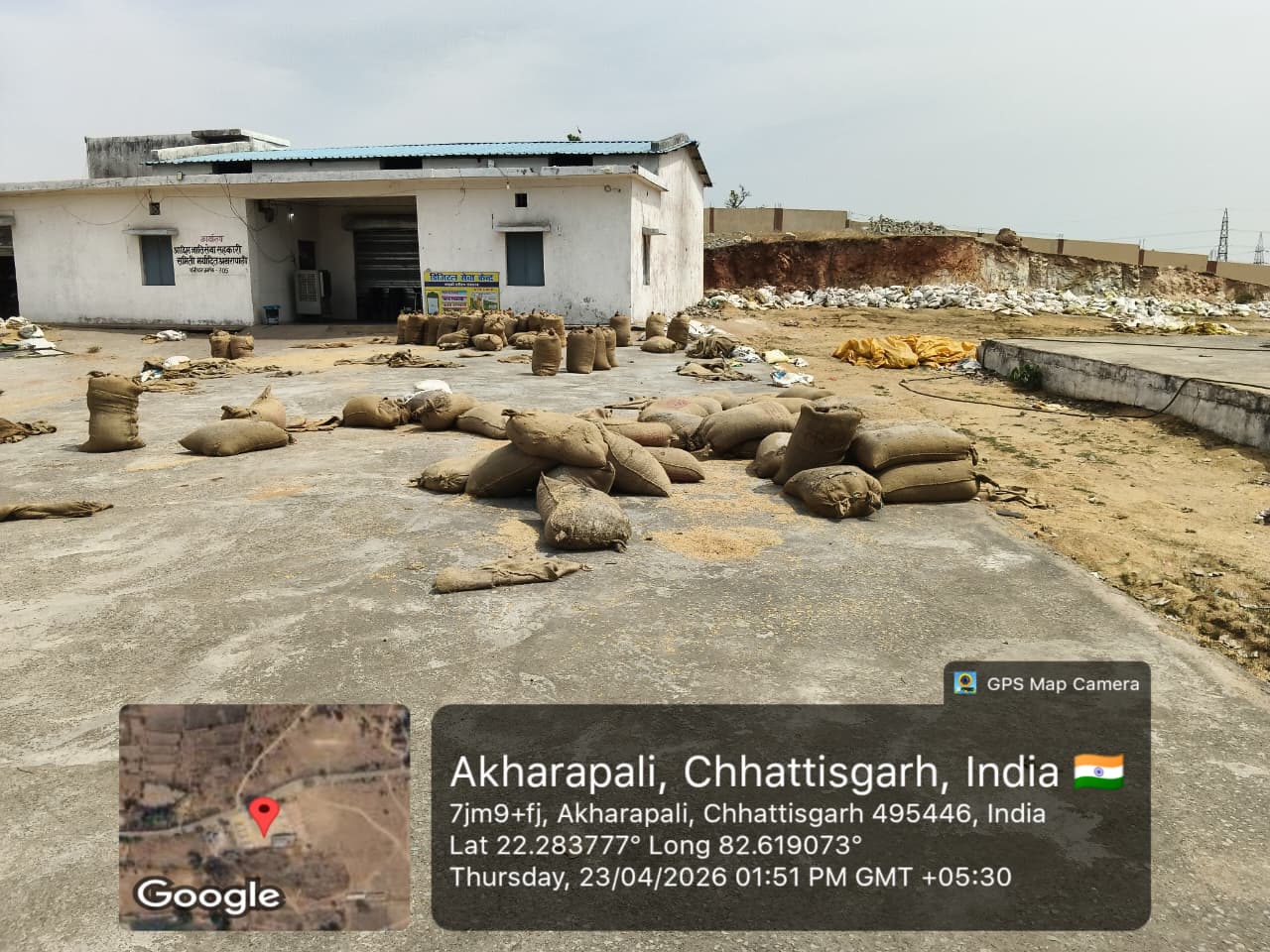 अखरापाली केन्द्र में अस्त व्यस्त पड़ी हैं धान की बोरियां, धान के खराब होने का बना है खतरा