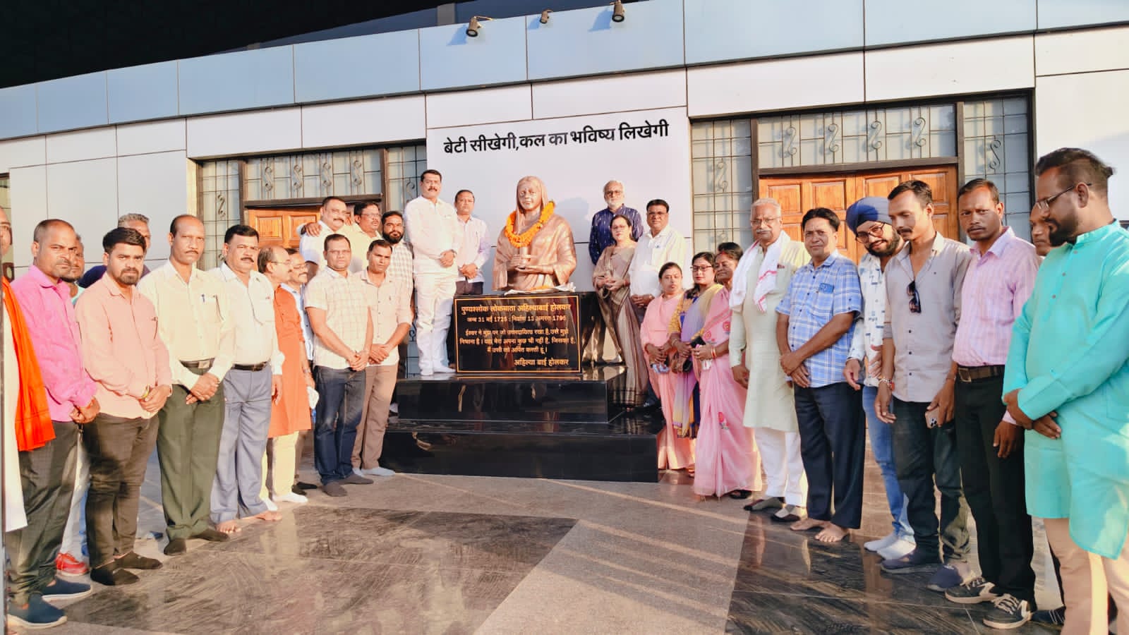 अहिल्याबाई होलकर जयंती पर रिसदी में प्रतिमा पर माल्यार्पण, भाजपा कार्यकर्ताओं ने किया नमन