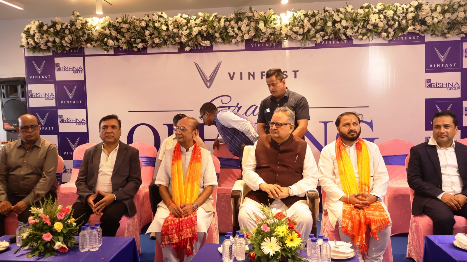 कृष्णा ग्रुप के इलेक्ट्रिक कार के पहले शोरूम का भव्य उद्घाटन किया पूर्व मुख्यमंत्री एवं वर्तमान विधानसभा अध्यक्ष छत्तीसगढ़ शासन डॉ. रमन सिंह के द्वारा इलेक्ट्रिक ई.वी. कार “विनफास्ट” की भव्य लॉन्चिंग