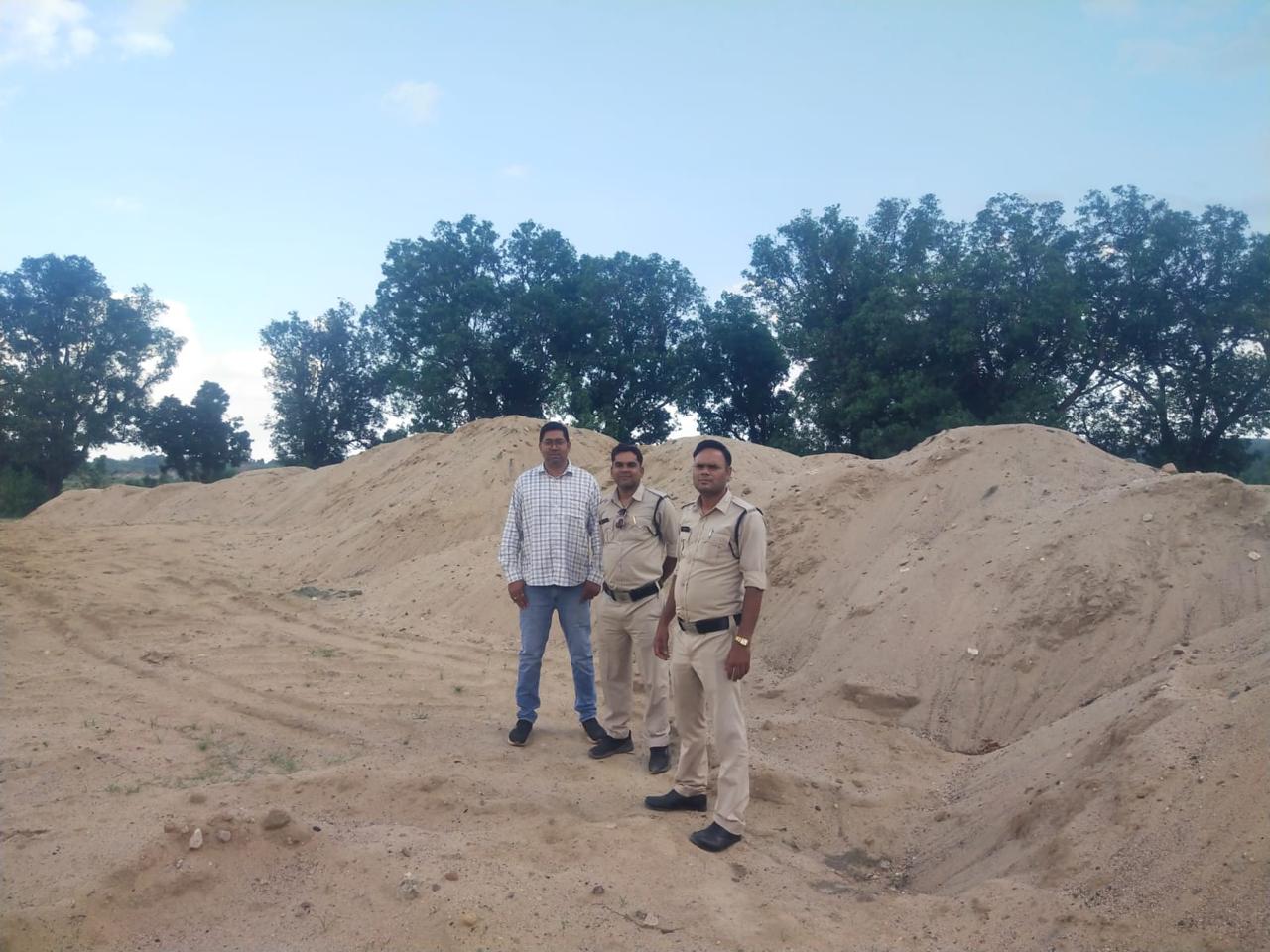 खनिज विभाग कोरबा की लगातार कार्यवाही, 1 टीपर, 2 ट्रेक्टर व 3 स्थानों पर अवैध भण्डारित 1620 घन मीटर रेत की जब्त