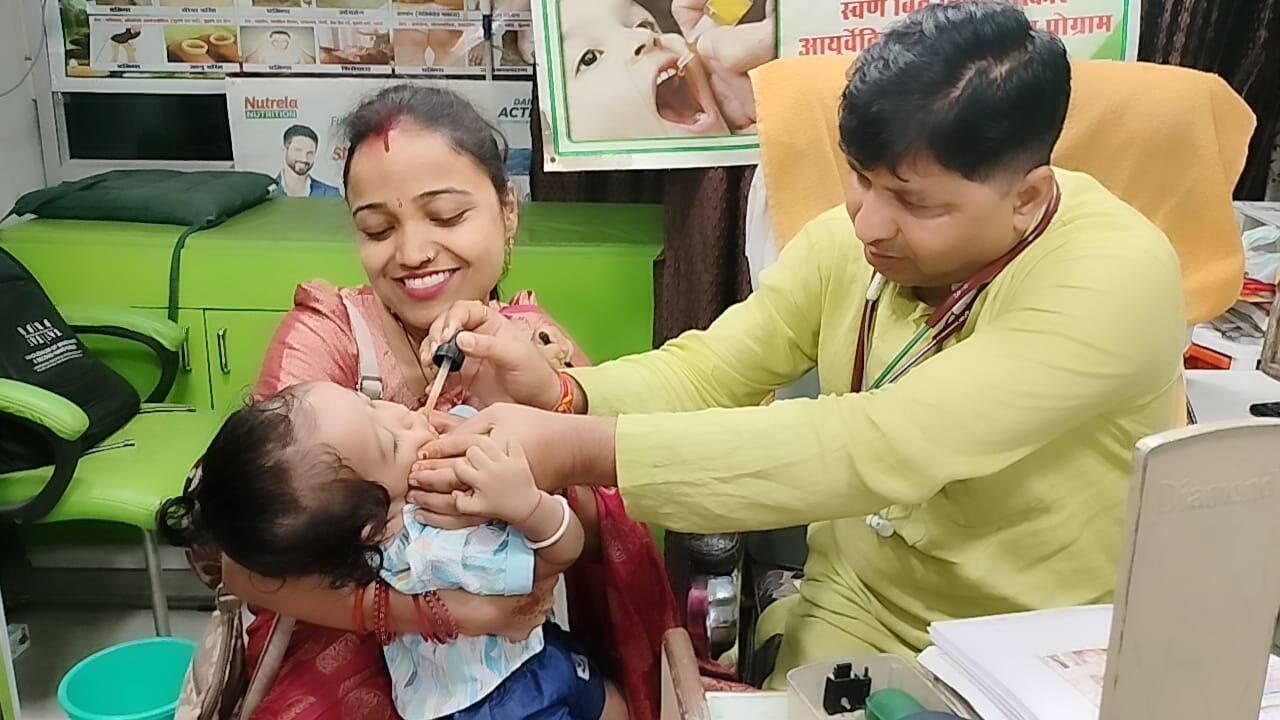 स्वर्ण बिन्दु प्राशन संस्कार बच्चों में बीमारियों से लड़ने हेतु शरीर में तैयार करता है सुरक्षा कवच – डॉ.नागेन्द्र शर्मा