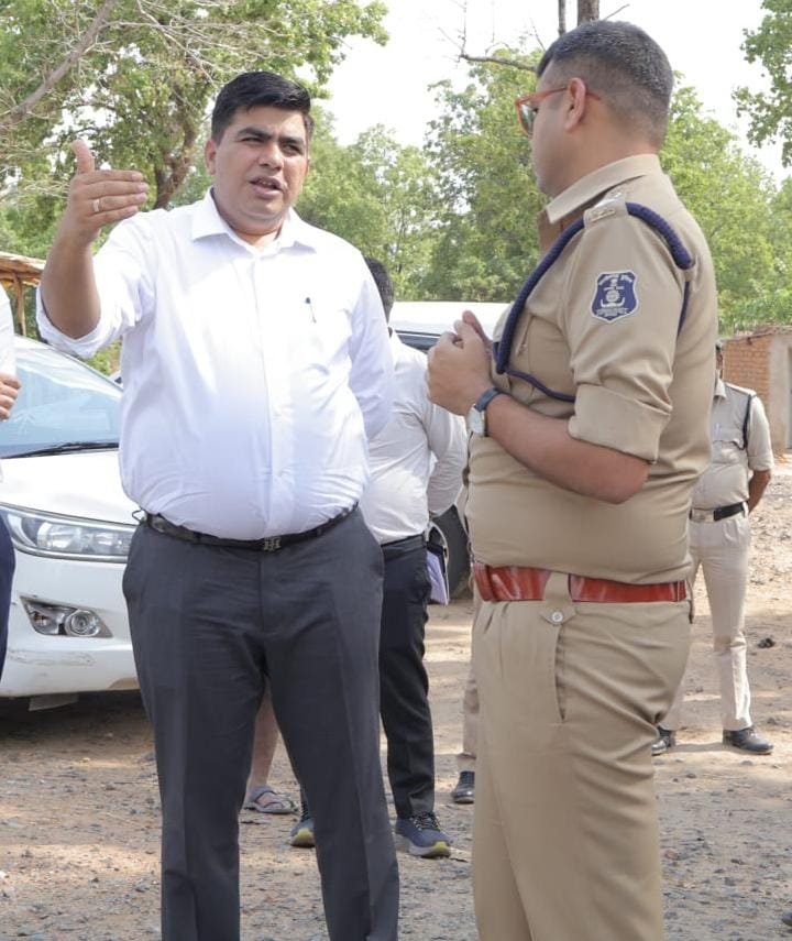 स्वतंत्रता दिवस की तैयारियों को लेकर कलेक्टर-एसपी ने सीएसईबी ग्राउंड का किया निरीक्षण